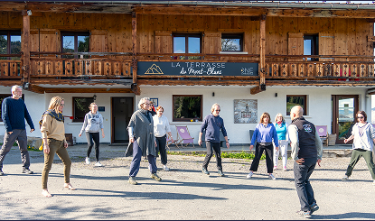 Activités Image Group of people standing on the street
